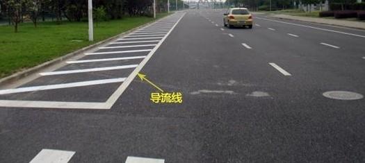 看清信號燈、標(biāo)牌與標(biāo)線