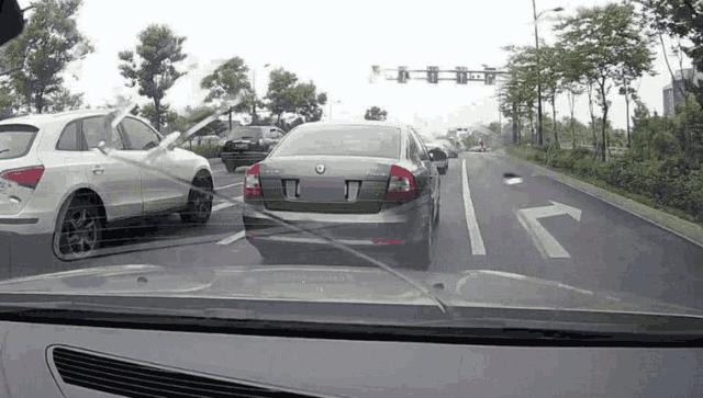 綠燈亮起前車故障，后面車變道算違規(guī)嗎？交警這次做出了準(zhǔn)確解釋