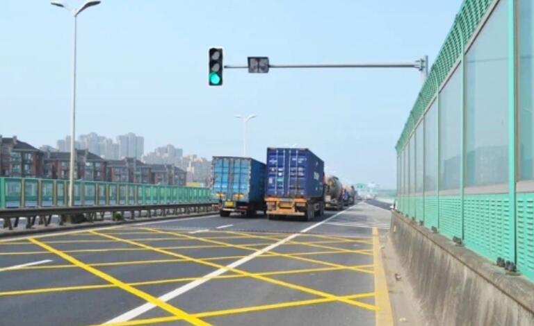 信號燈上高架了，寧波一高架為了解決擁堵問題把信號燈搬上來高架