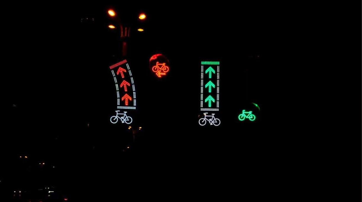 非機(jī)動(dòng)車LED導(dǎo)向指引牌獲得客戶好評(píng),路口效果明顯!